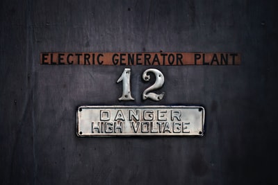 棕色和白色发电机厂房墙壁标志